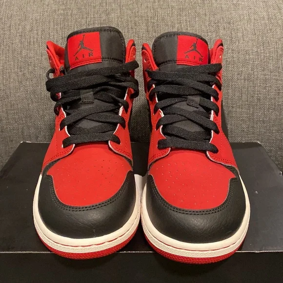 Air Jordan 1 Mid “Bred” (2013) Size 6.5Y display picture 1